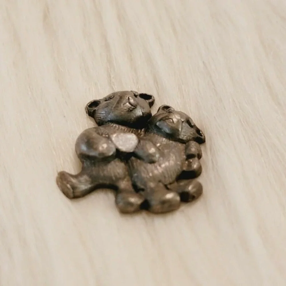 Vintage Pewter Teddy Bear Pin Heart 3D Textured Animal Zoo Figural 8272
